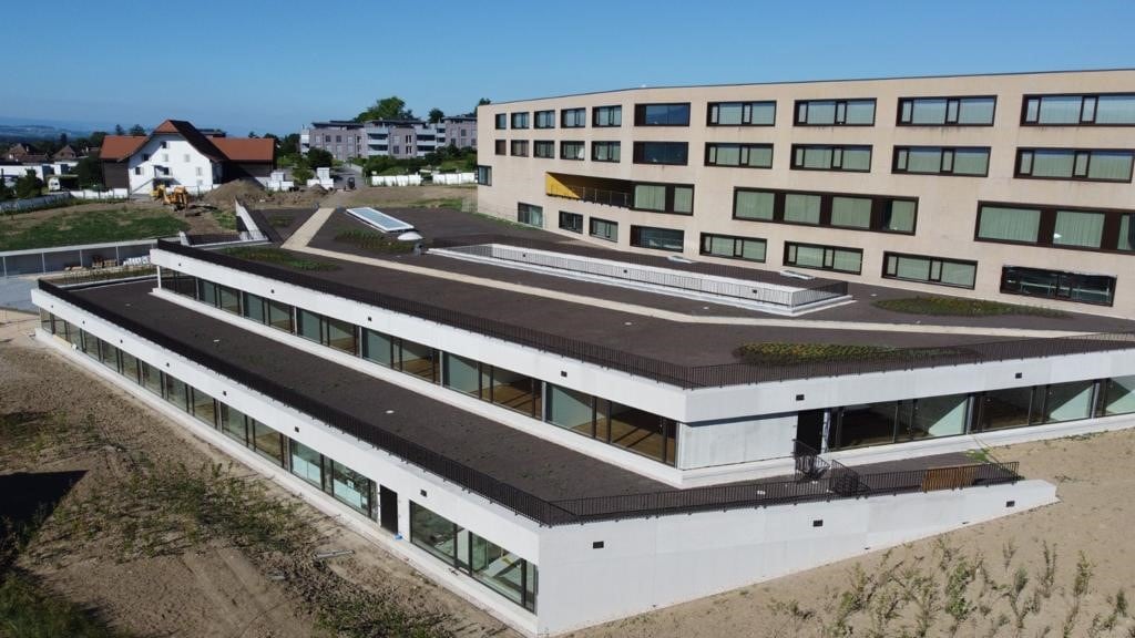 Aile basse du gymnase et ses garde-corps de toiture — Gymnase de la Broye, Payerne (VD)