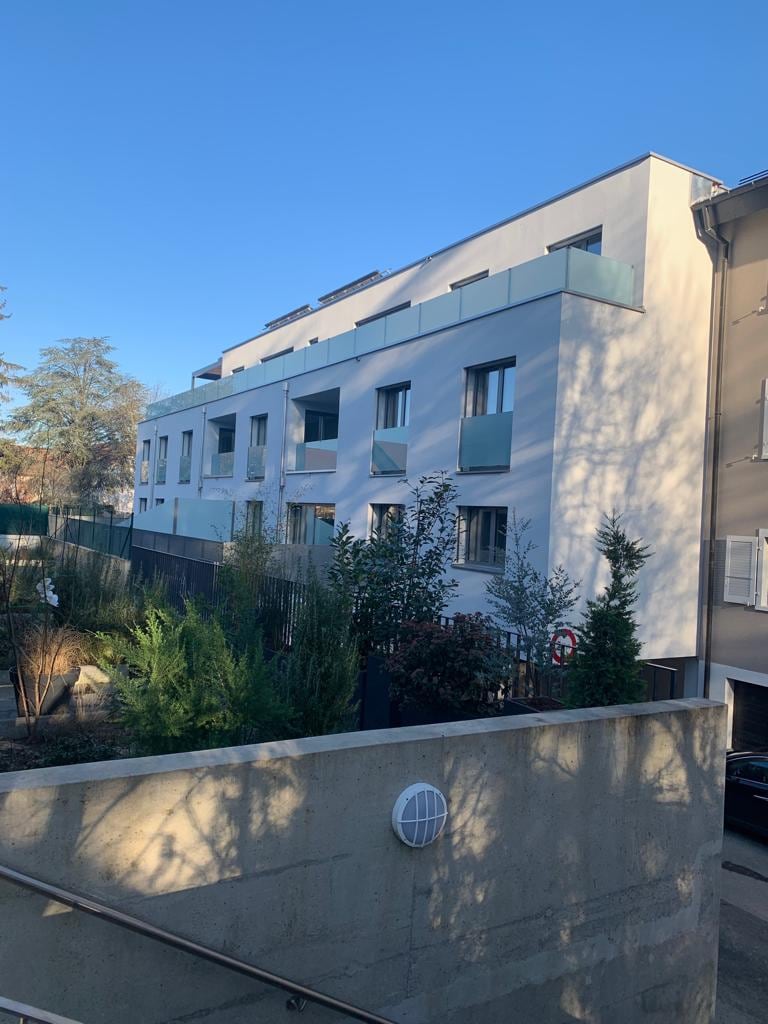 Immeuble avec garde-corps vitrés en attique — Sous-Balme, Veyrier (GE)