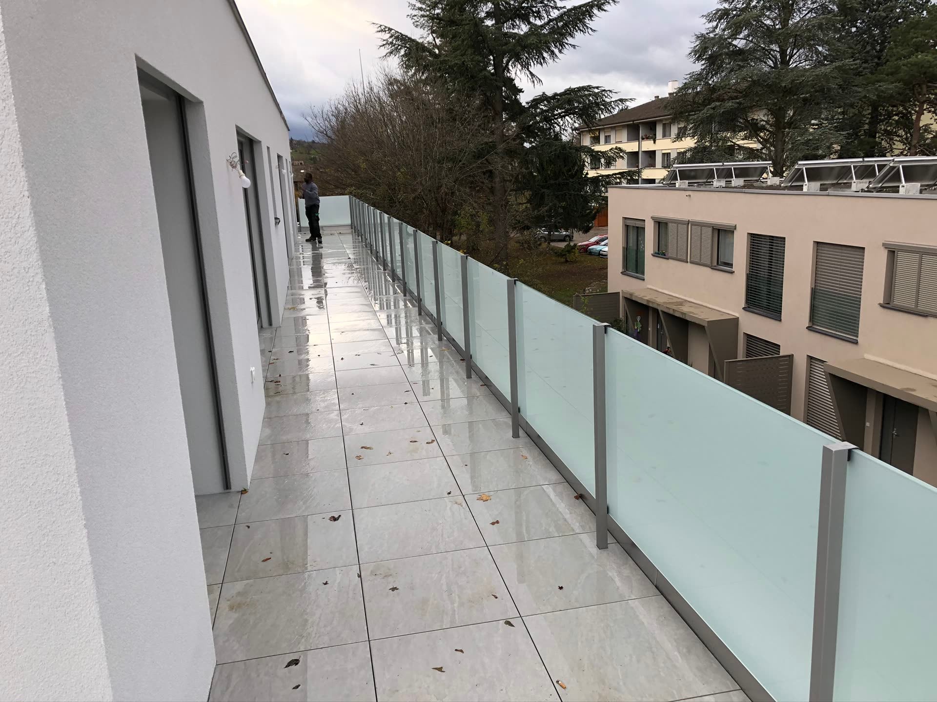 Longue terrasse bordée d’un garde-corps en verre dépoli à montants — Sous-Balme, Veyrier (GE)