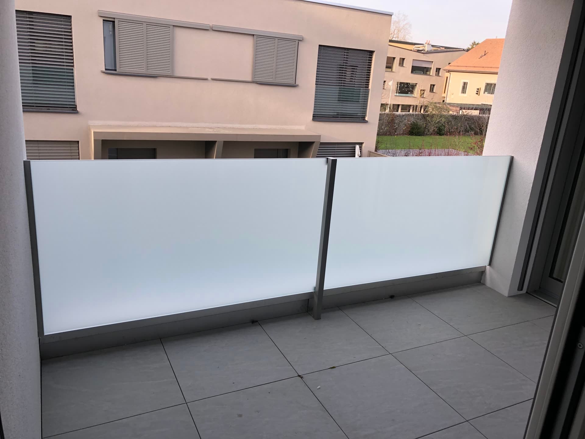Balcon avec garde-corps en verre dépoli dans un cadre aluminium — Sous-Balme, Veyrier (GE)