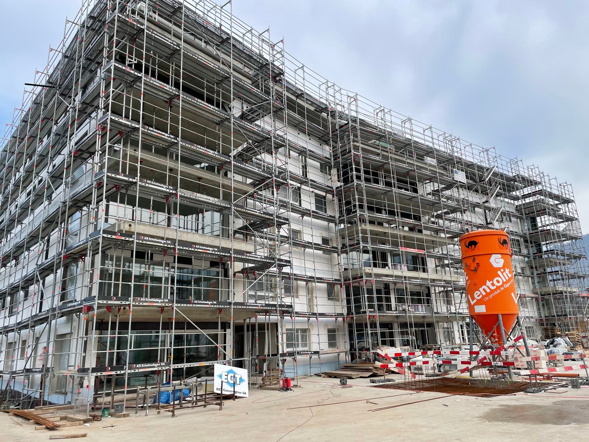 Immeuble sous échafaudages pendant le chantier — Crochetan, Monthey (VS)