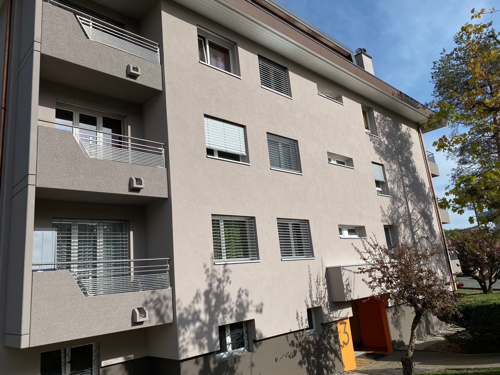Façade latérale : balcons à garde-corps à lisses horizontales — Etangs 1 & 2, Penthalaz (VD)