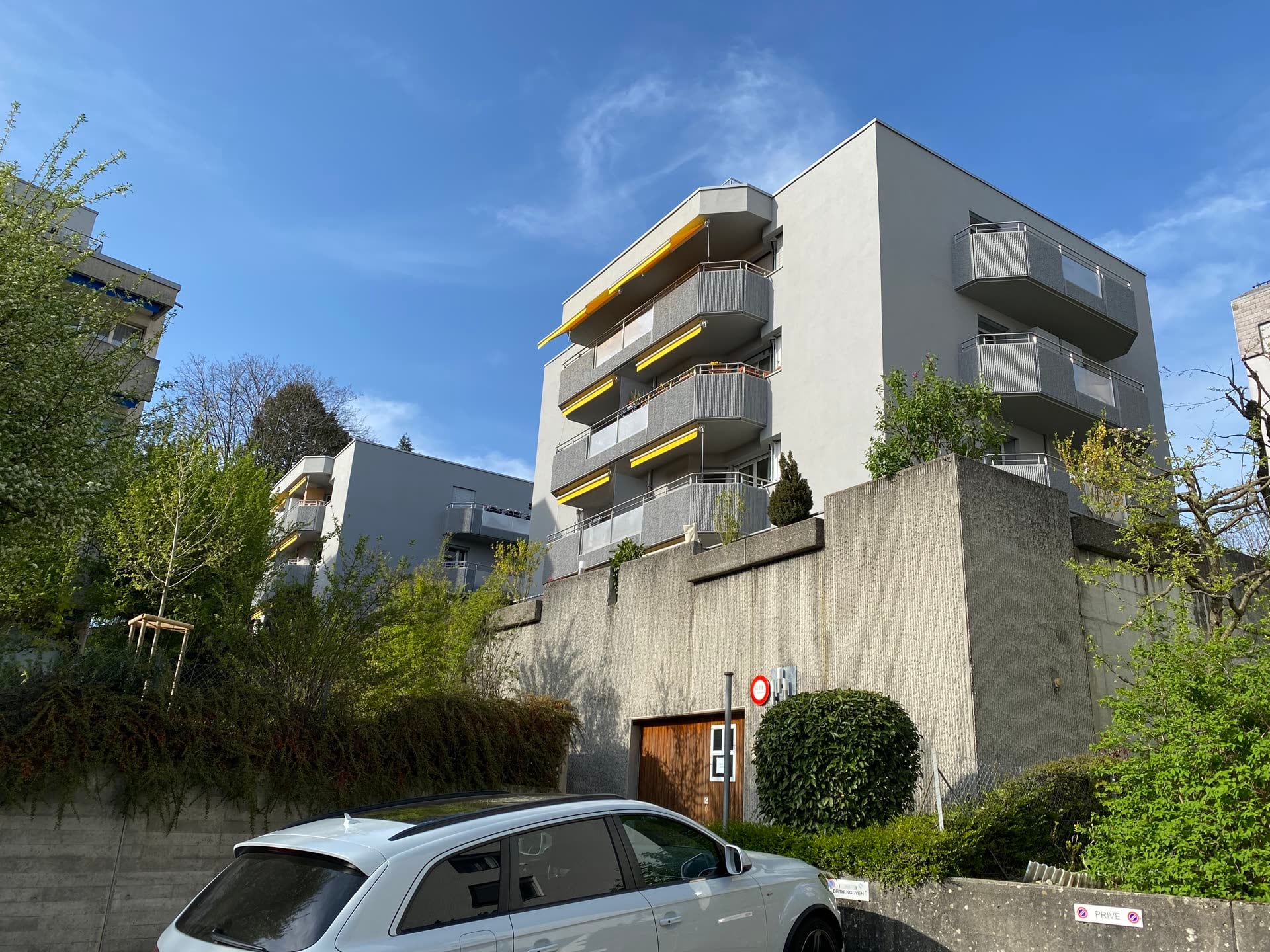 Immeuble vu de biais, balcons à panneaux métalliques — Chailly, Lausanne (VD)