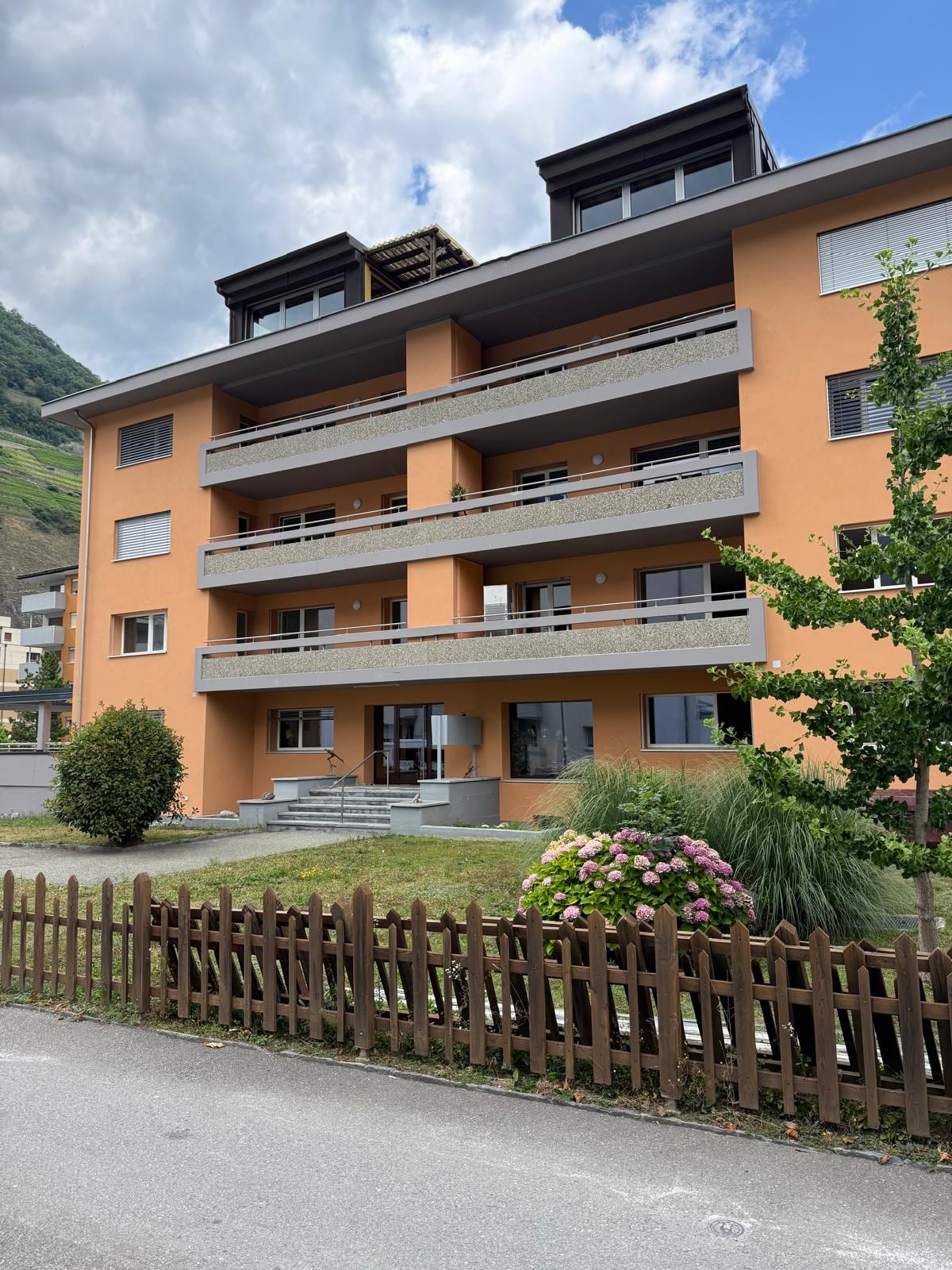Immeuble de quatre niveaux, balcons filants à mains courantes métalliques — Epineys, Martigny (VS)