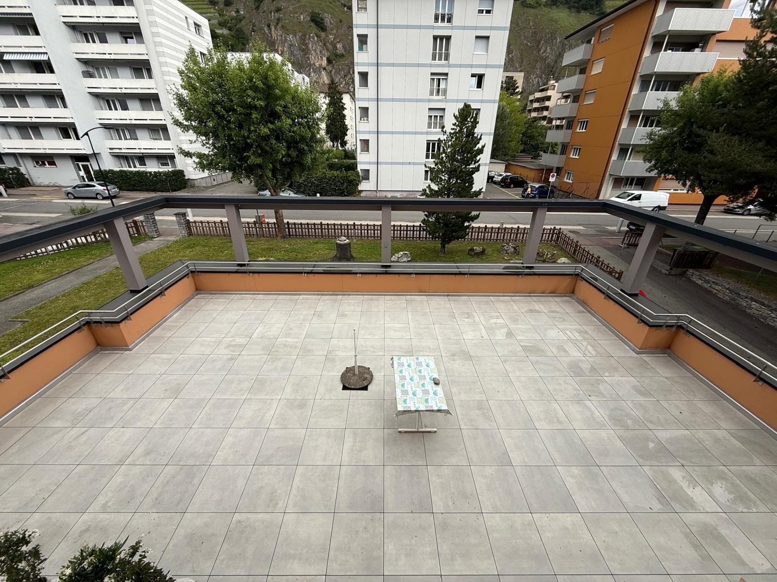Grande terrasse ceinte d’un parapet surmonté d’une main courante métallique — Epineys, Martigny (VS)