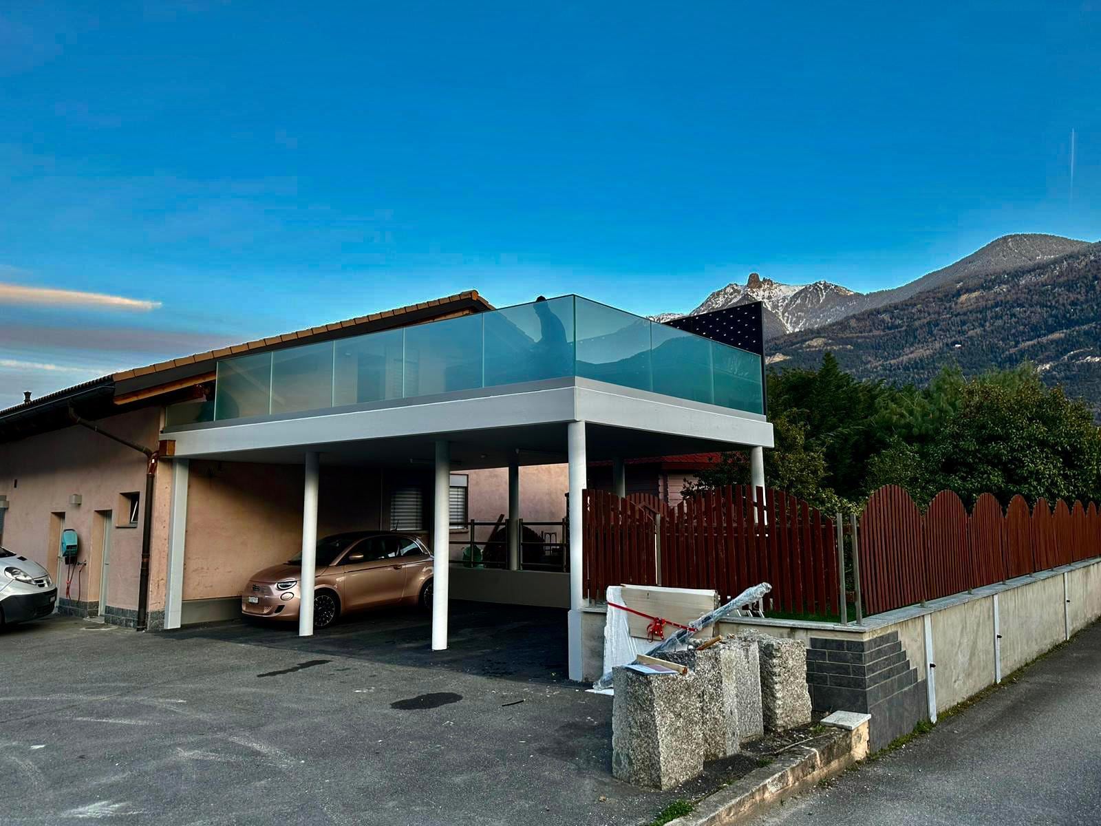 Couvert à voitures surmonté d’une terrasse à garde-corps vitré — Verdan, Fully (VS)
