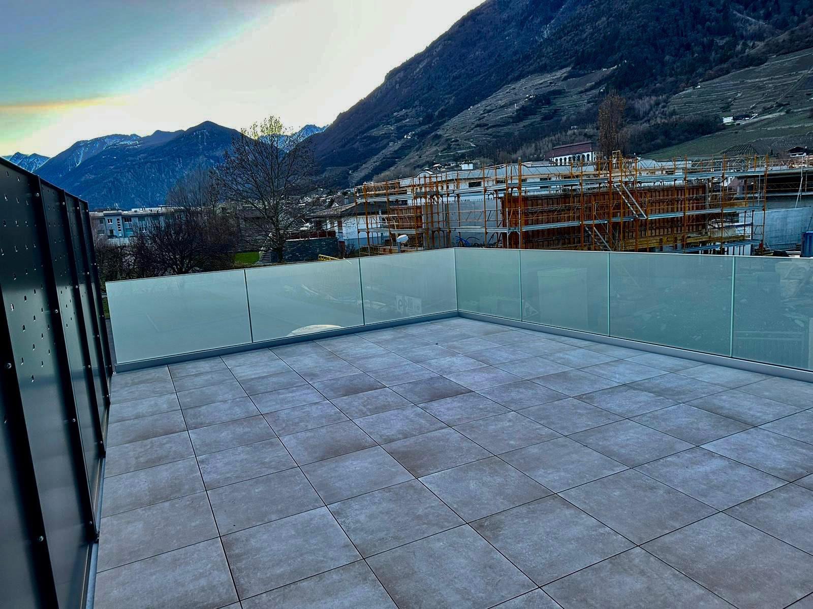 Terrasse avec garde-corps en verre et brise-vue en panneaux perforés — Verdan, Fully (VS)